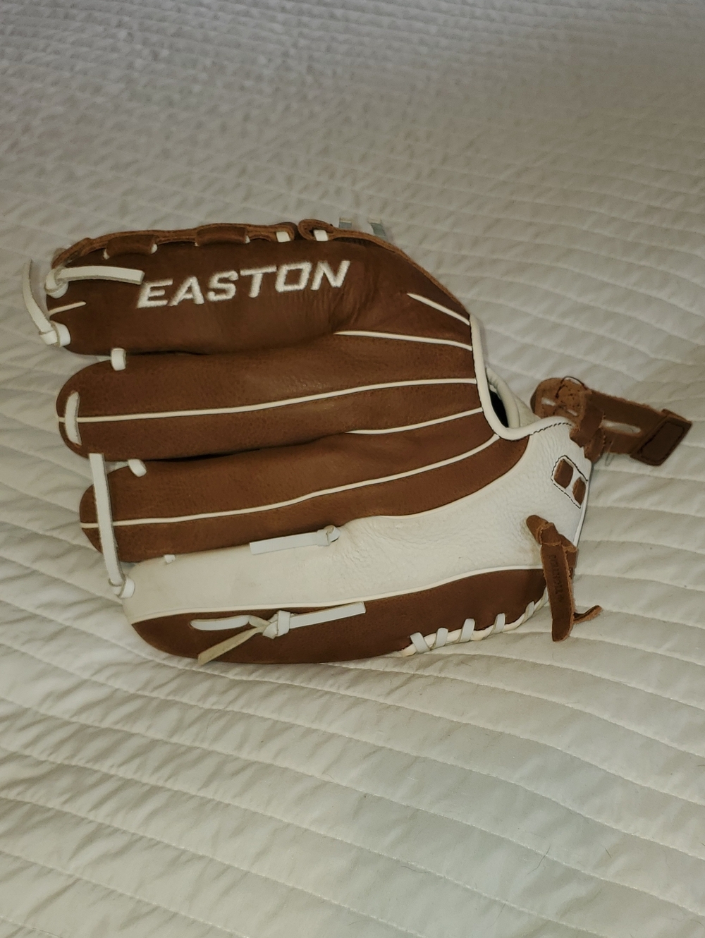 NWT Easton 12.5 Inch NS125 Natural Series fastpitch softball glove